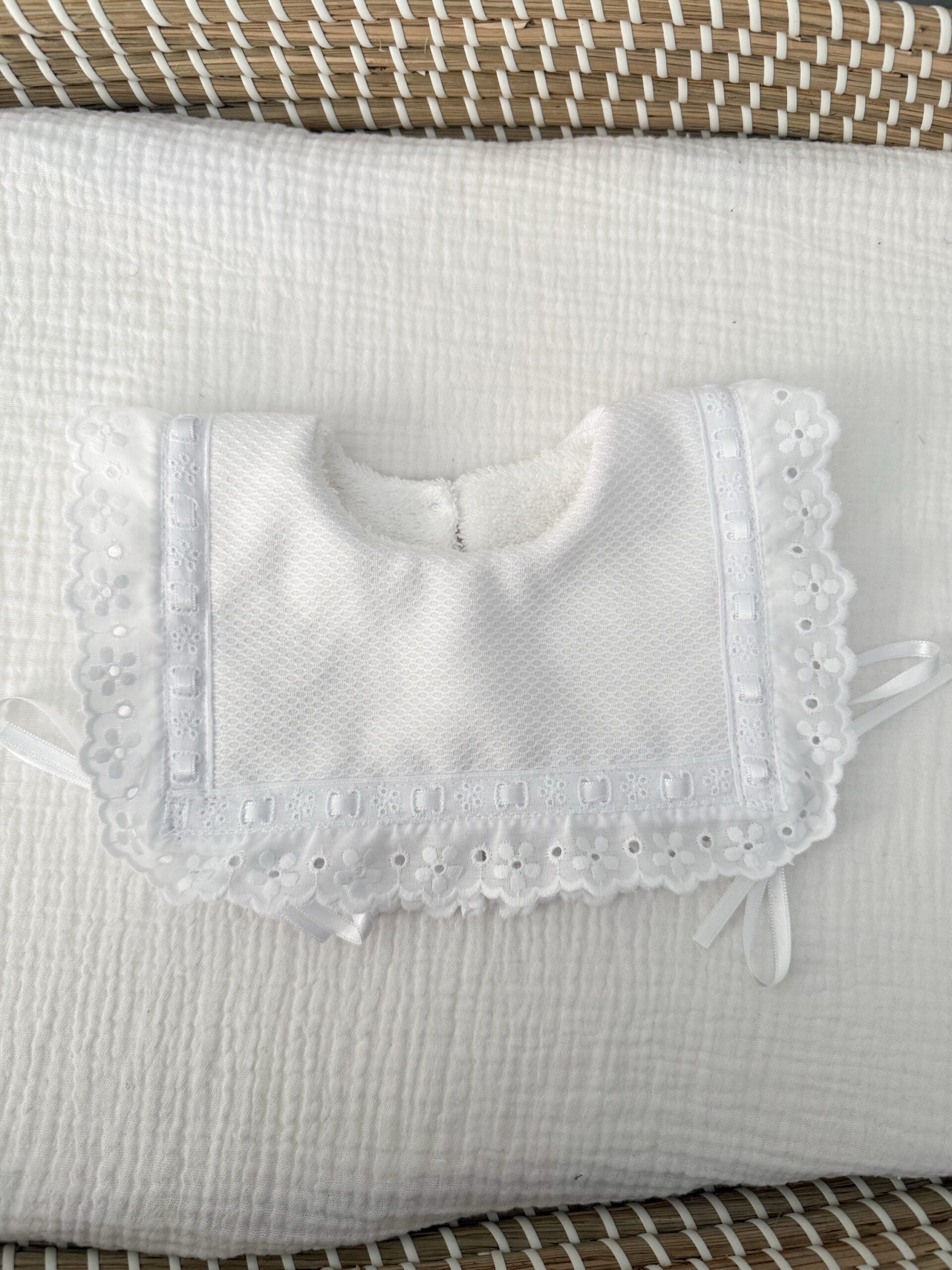 Baberola Lea con rizo lazo blanco