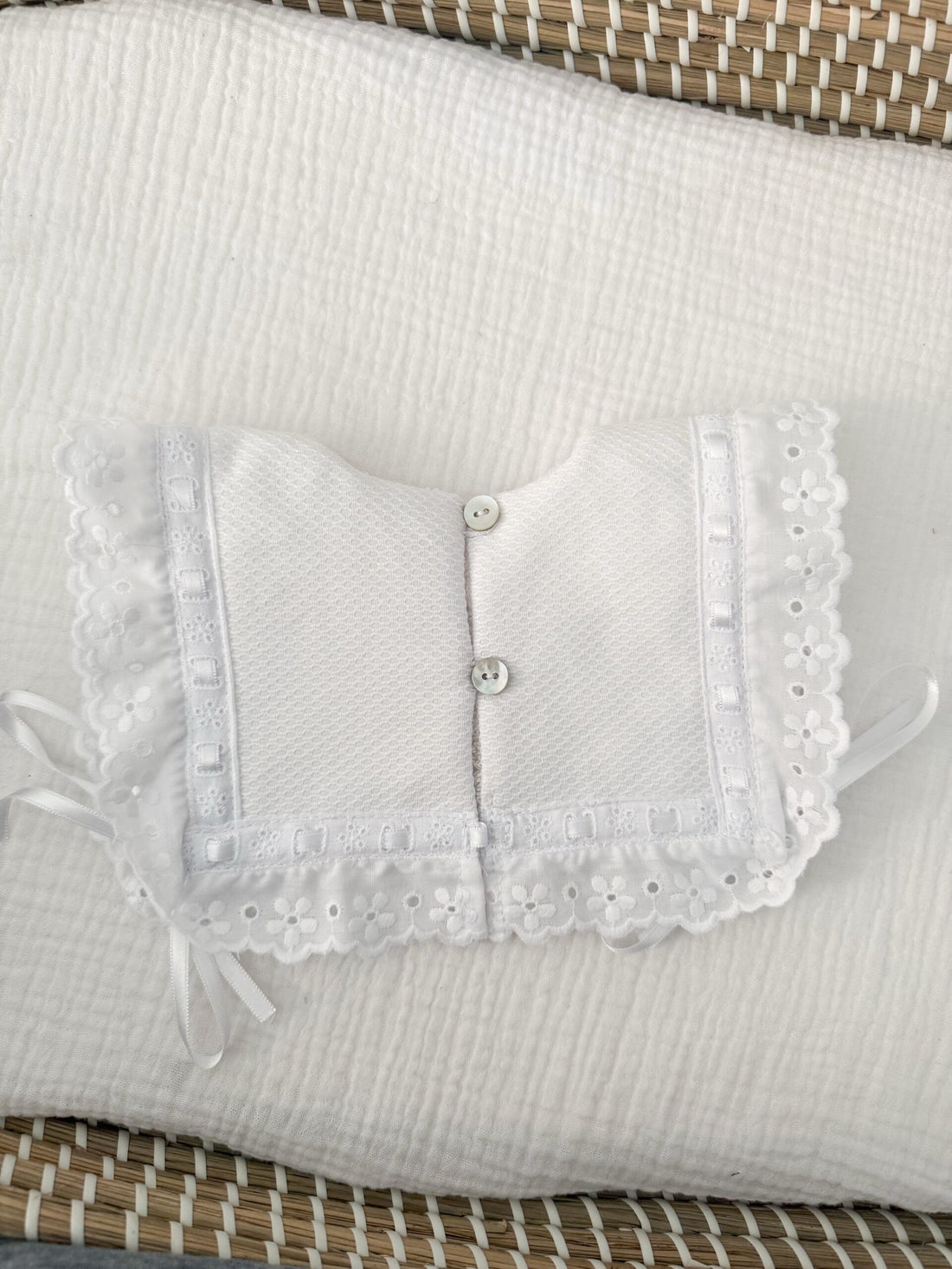Baberola Lea con rizo lazo blanco