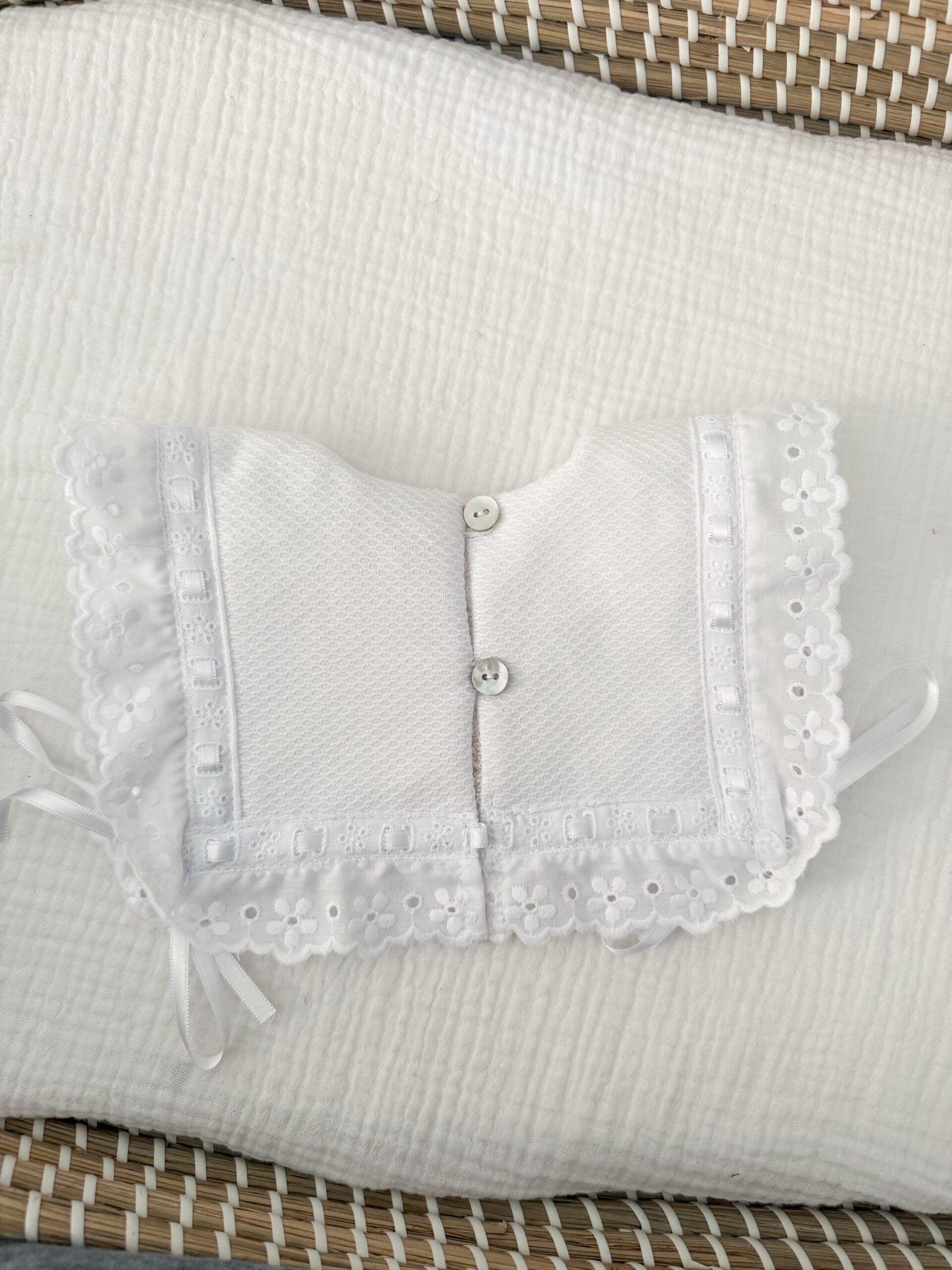 Baberola Lea con rizo lazo blanco