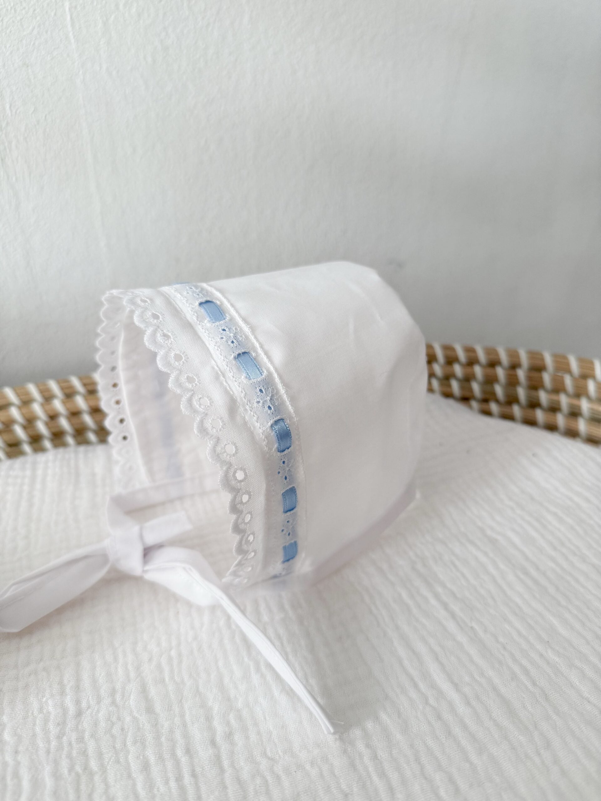 Capota blanco con tira bordada celeste