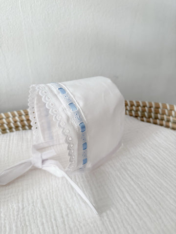 Capota blanco con tira bordada celeste
