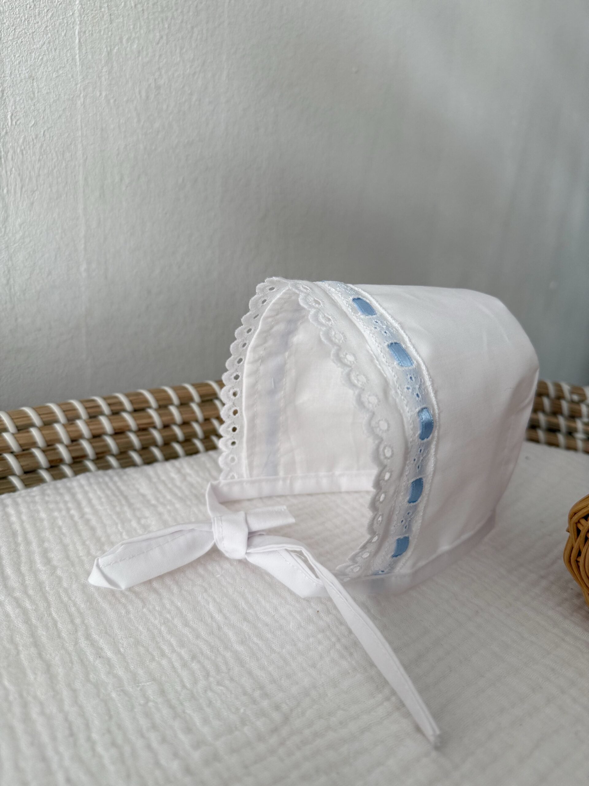 Capota blanco con tira bordada celeste