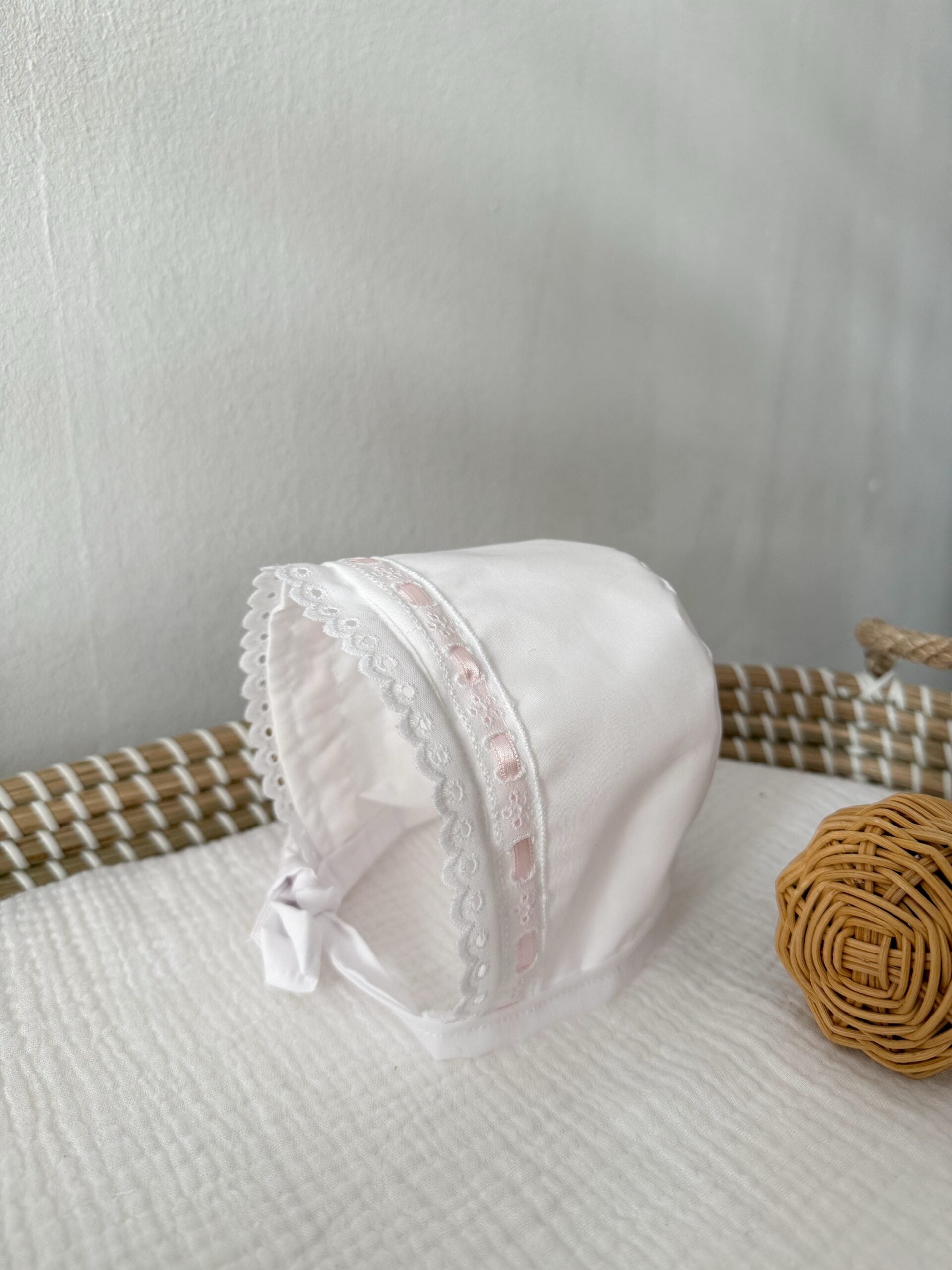 Capota blanca con tira bordada rosa