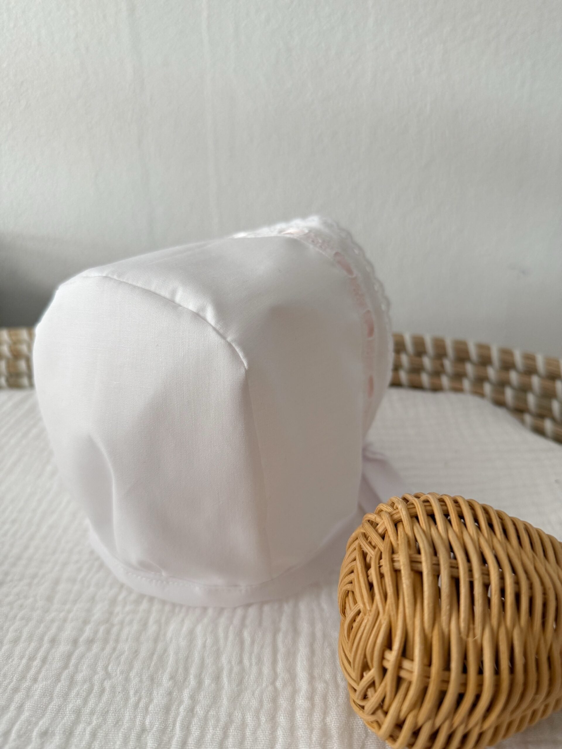 Capota blanca con tira bordada rosa