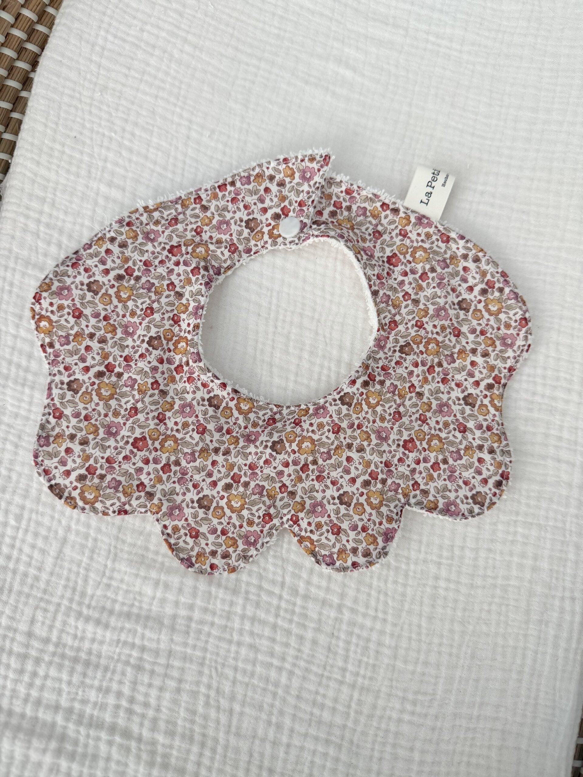 Cuello ondas Liberty flor rojo pastel