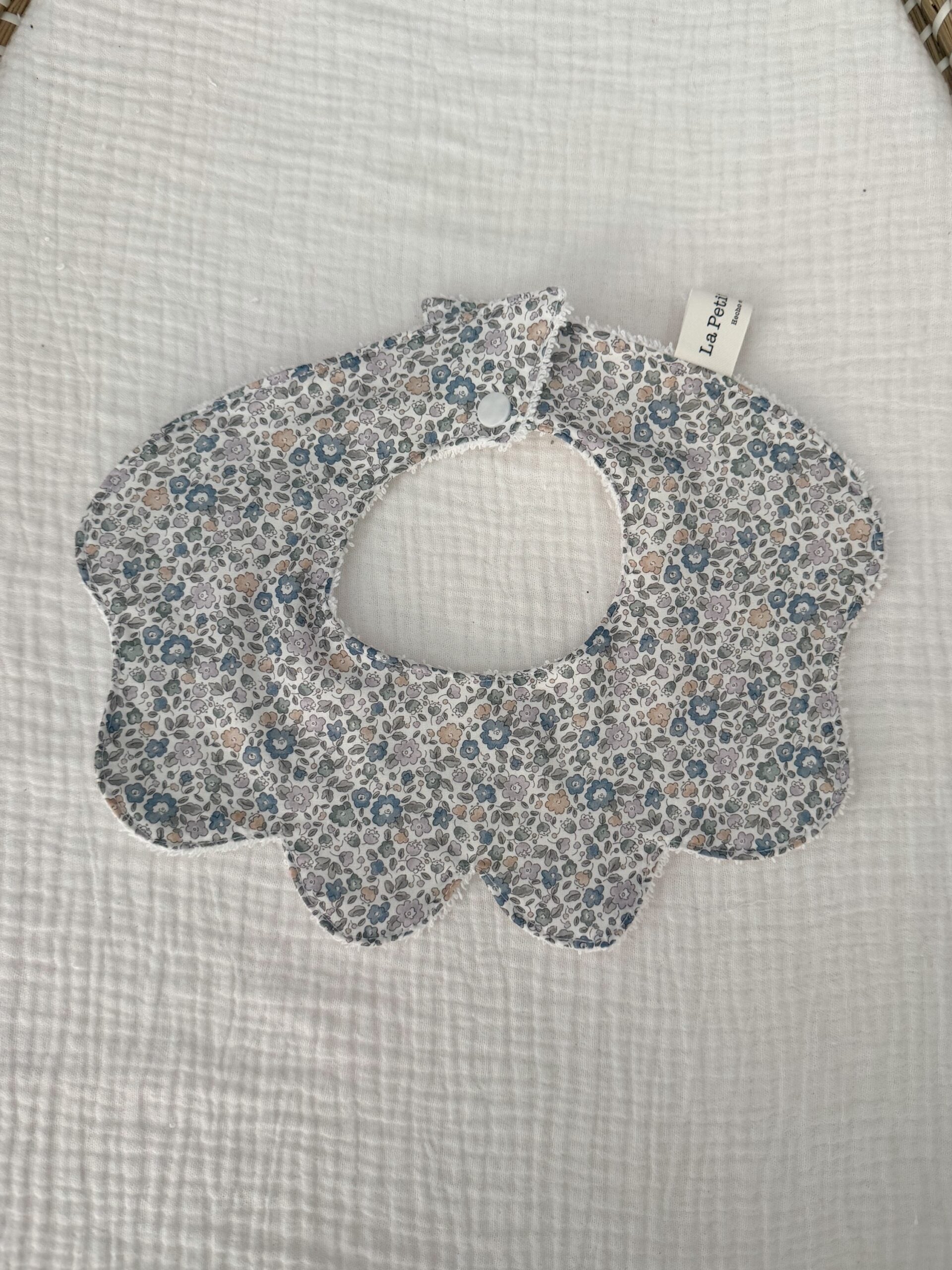 Cuello ondas Liberty flor azul pastel