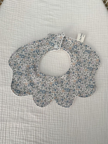 Cuello ondas Liberty flor azul pastel