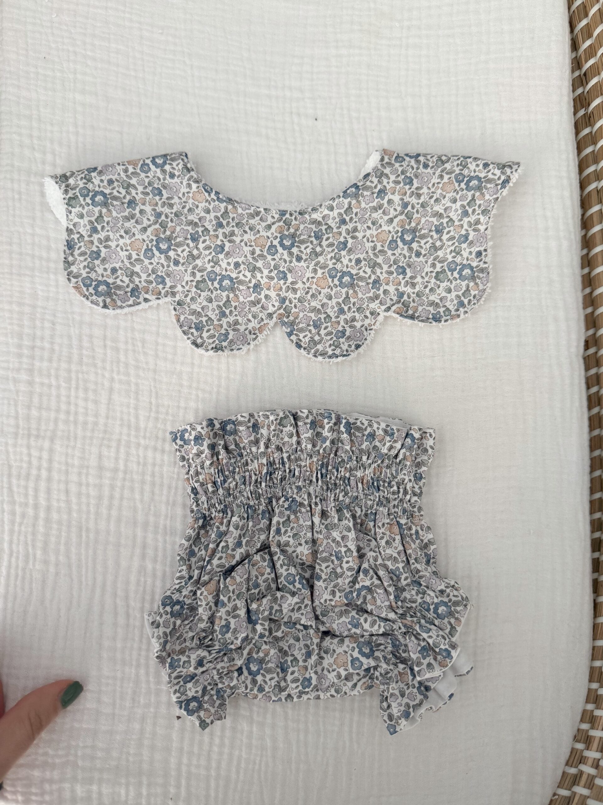 Cuello ondas Liberty flor azul pastel