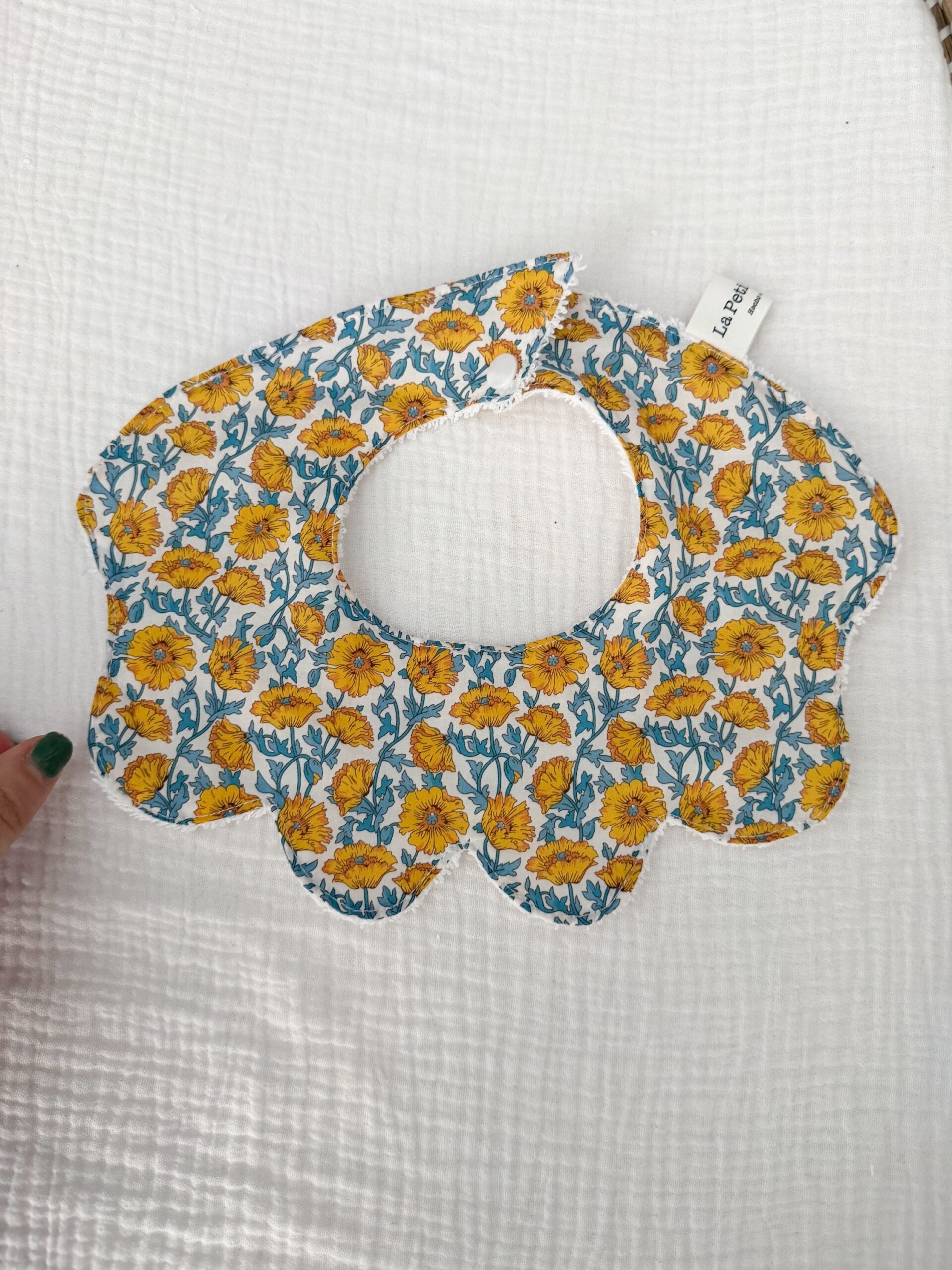 Cuello ondas Liberty flor azul y mostaza