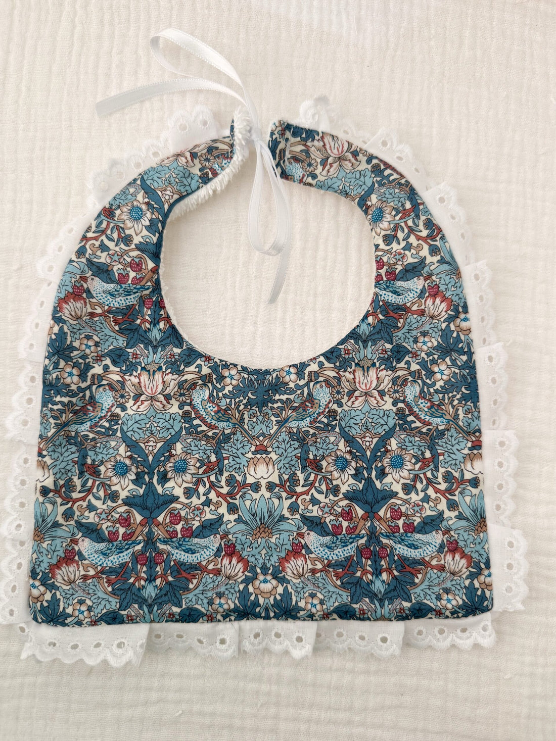Babero liberty con tira bordada