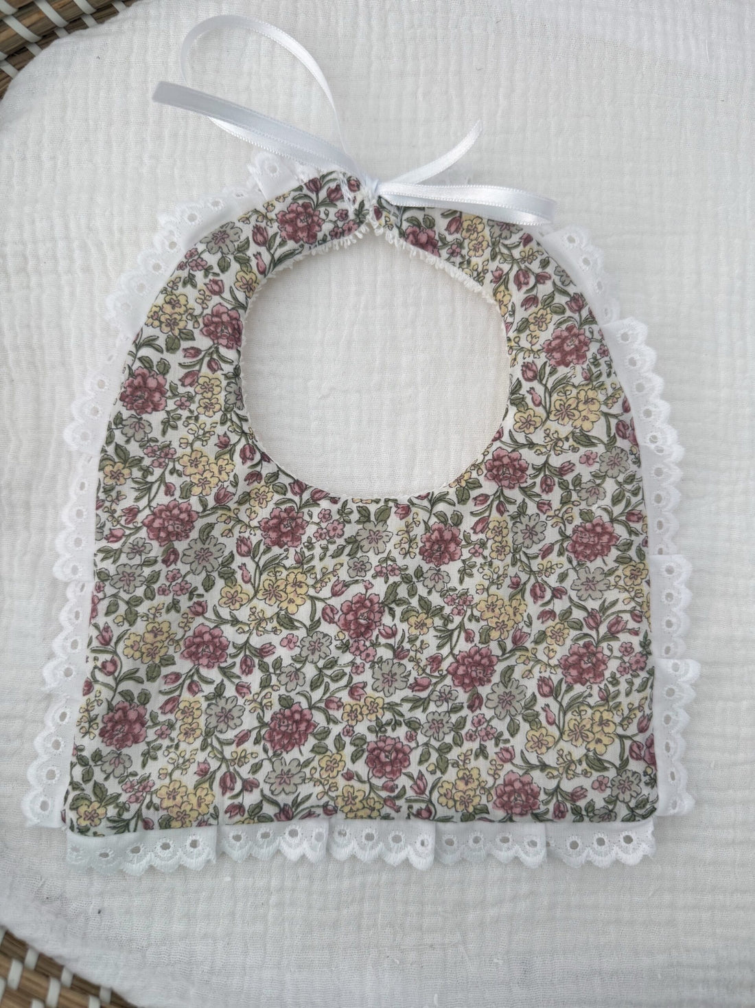 Babero flores olivia con tira bordada