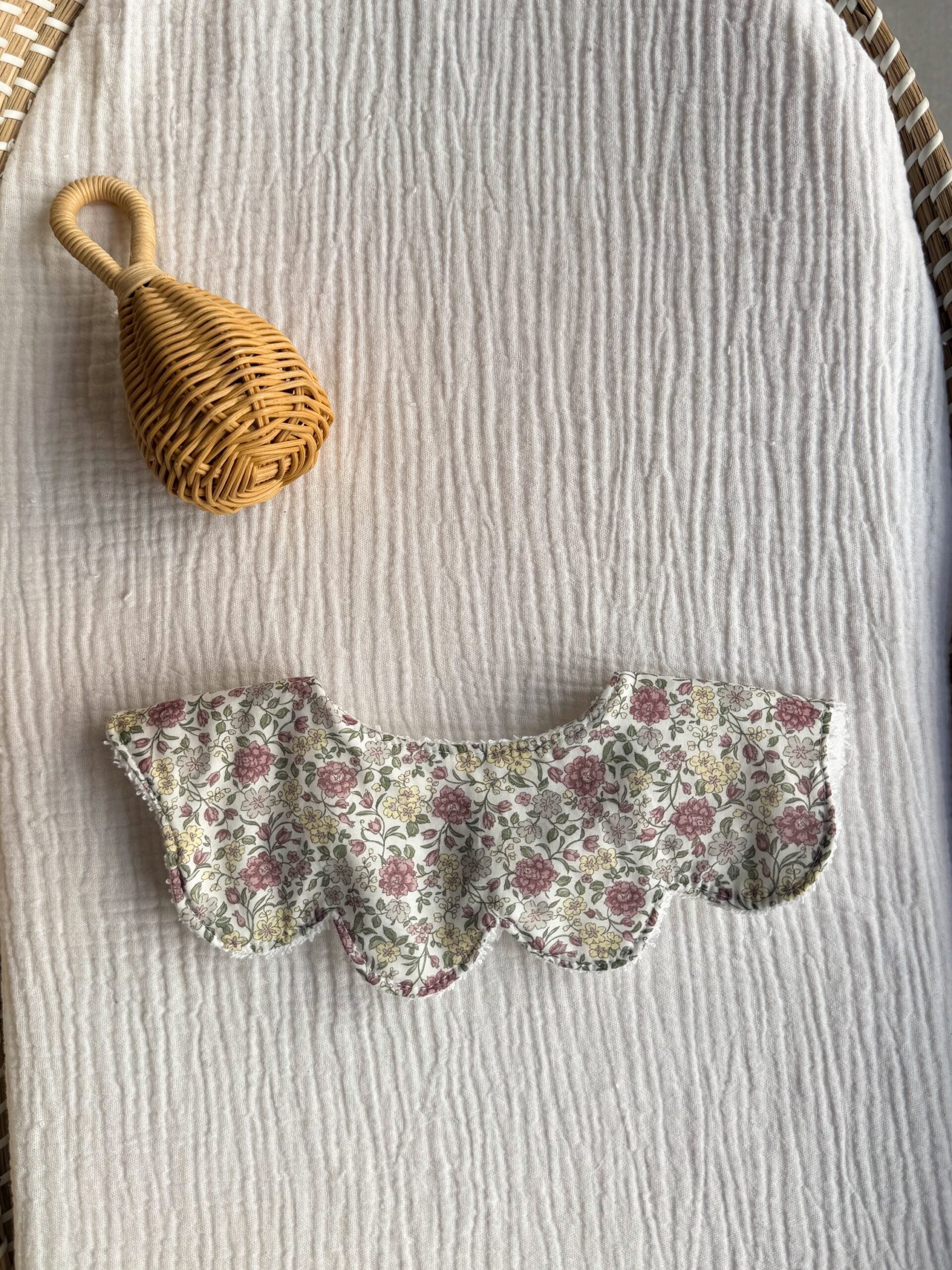 Cuello salvababas ondas flor olivia