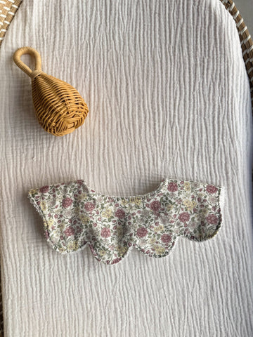 Cuello salvababas ondas flor olivia