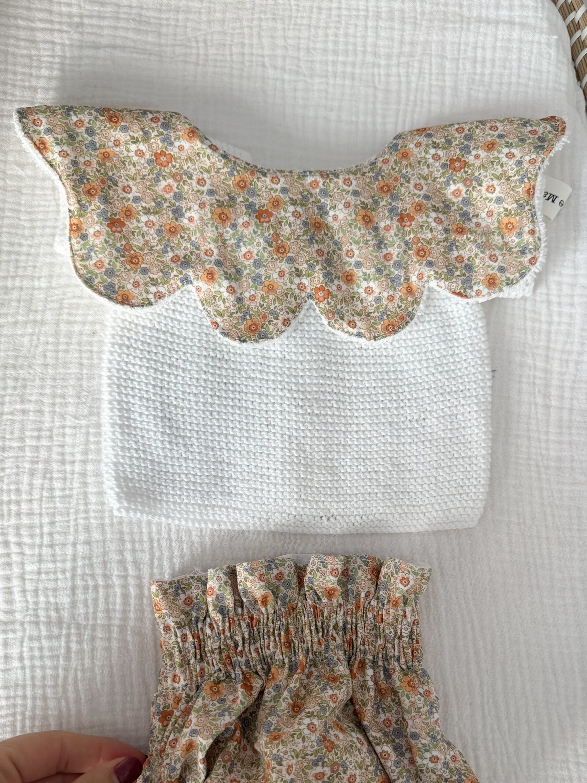 Cuello ondas flor azucena