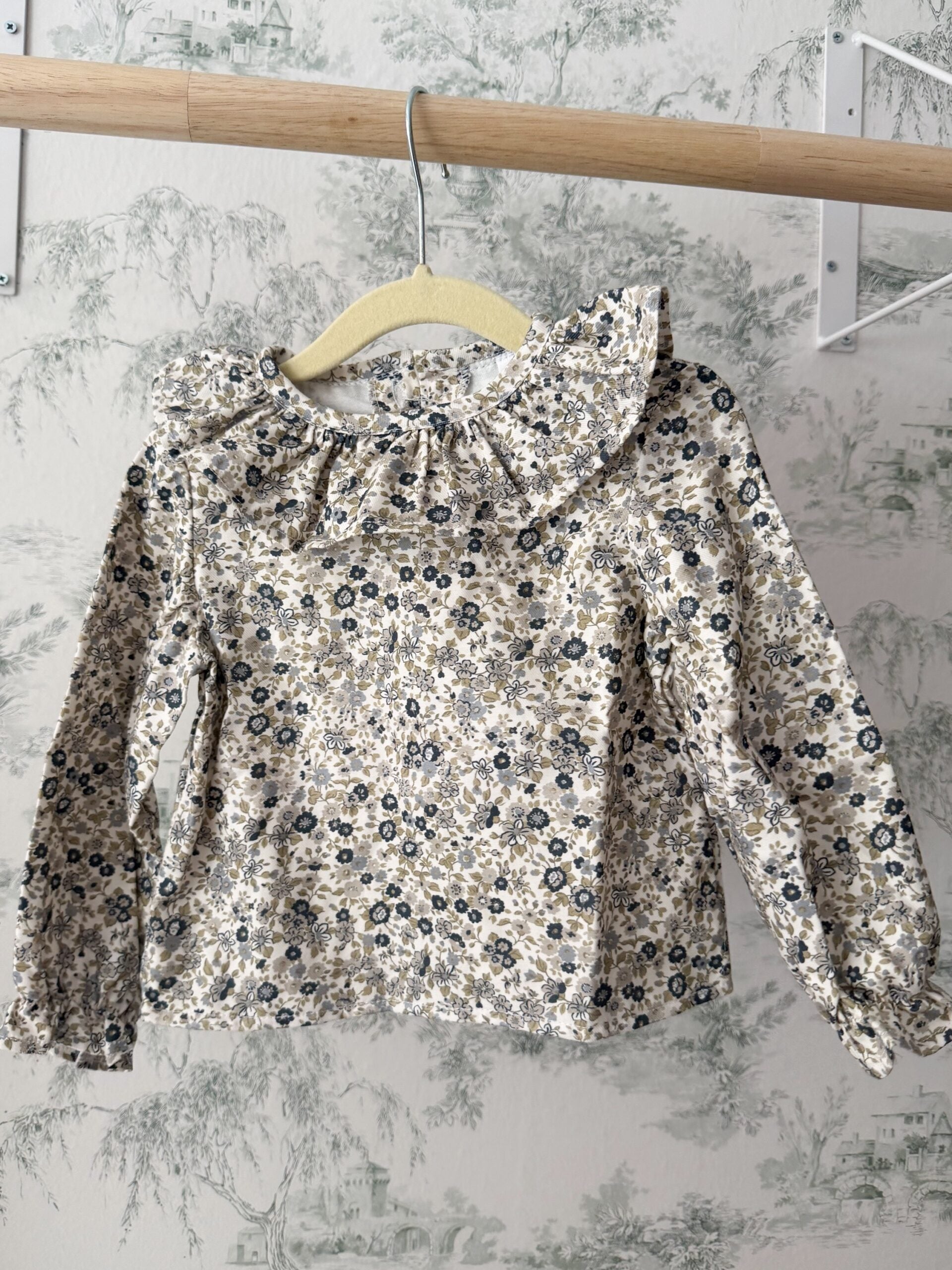 Camisa Leonor flor azul marino